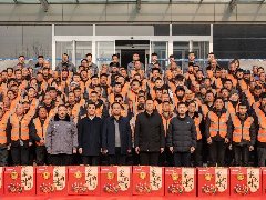 情系農(nóng)民工 蛇年送祝?！A兆控股為優(yōu)秀農(nóng)民工發(fā)放春節(jié)禮品